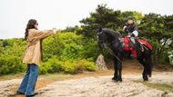 Ji-young warns the King (Image via Netflix)